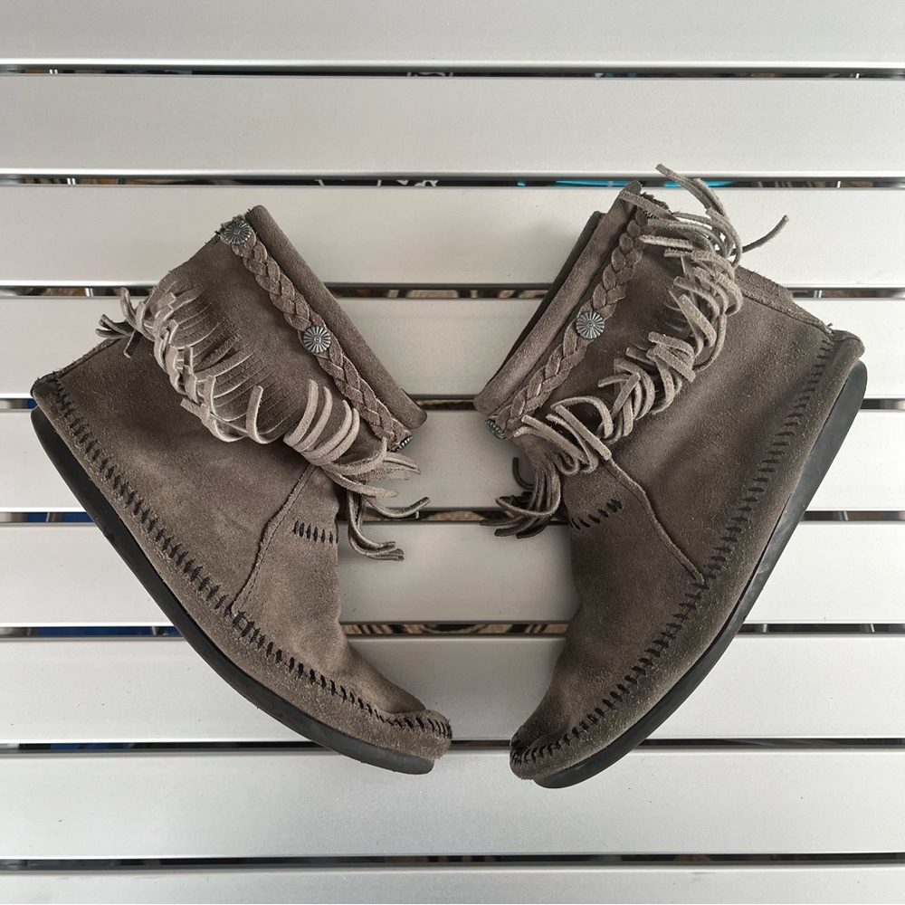 Minnetonka High Top Back Zip Moccasin Boot in Grey 8.5